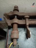 Vendo Tornillo antiguo como se ve en la foto . 