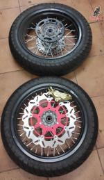 Ruedas Supermotard. Sin uso, a estrenar, con pinzas Brembo oro. 