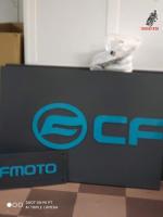 Lotes 1 APRILIA cientos de piezas y de CFMMOTO 1 letrero luminoso grande otro pequeño 2 alfombras , 1 tótem folletos , 2 bandera