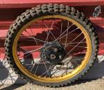 Rueda delantera Montesa 21E. Completa.  Tiene eje. Tal y como se ve en las fotos, . se envían más. Precio más envío por agen