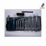 Bolsa de herramientas para moto clasica, compuesta por:<br>Bolsa<br>Destornillador doble<br>Alicates<br>8 Llaves planas: 6  - 7, 8