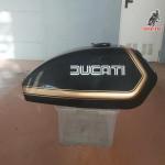 Deposito Ducati 900 SD Darmah. Modelo 1978. Negrodorado. Sin abolladuras y pintura en buen estado. Sin tapon ni grufos