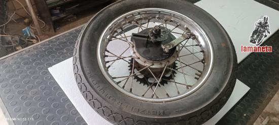 Rueda trasera completa de una...