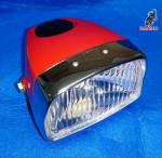 Faro delantero Rinder 142. Fabricado en Espana. <br>Material plastico rojo. <br>Orificio para velocimetro de diametro 48mm. <br>Re