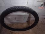 Cubierta  de Guzzi 73  LLanta  20 pulgadas  . Esta  a 40 por ciento  de uso , precio 13  euros  mas informacion al tel 672017919 G