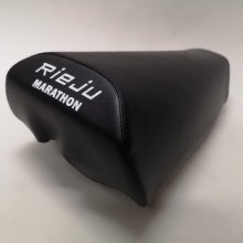 Funda Asiento Rieju Marathon 50  Funda de asiento para Rieju Marathon 50, en color negro con letras serigrafiadas blancas. Se dife