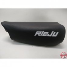 Funda Asiento Rieju RV  Super Marathon 50 NEGRA  Funda de asiento para Rieju RV50 y Super Marathon 50 en color NEGRO, realizada co