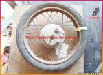 Rueda delantera de la Bultaco Mercurio de 125cc y creo que tambien sirve para Mercurio 155, de la medida 300x17, se manda todo lo 