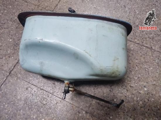 Vespa 125N Deposito gasolina con grifo. Contesto whatsapp