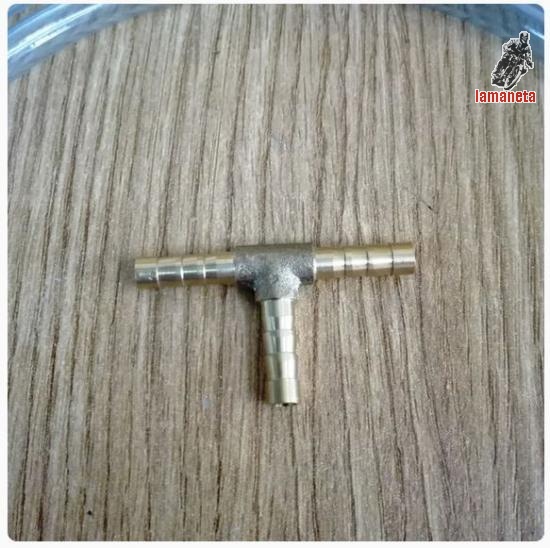 Toma de gasolina para dos grifos. Diámetro del tubo 5, 5mm.