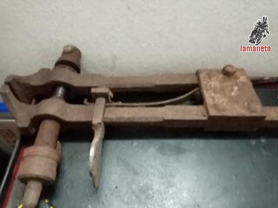 Vendo Tornillo antiguo como se ve en la foto . 