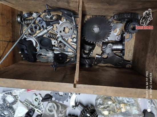 Vendo material de Derbi 49cc interesa vender todo el materia