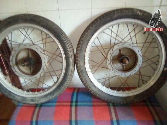 Ruedas de Ducati delantera y trasera de 36 radios. Llantas A