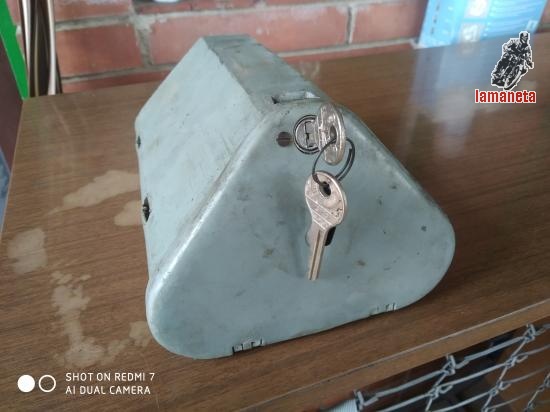 Caja de herramientas montesa impala con cerrojo en muy buen 