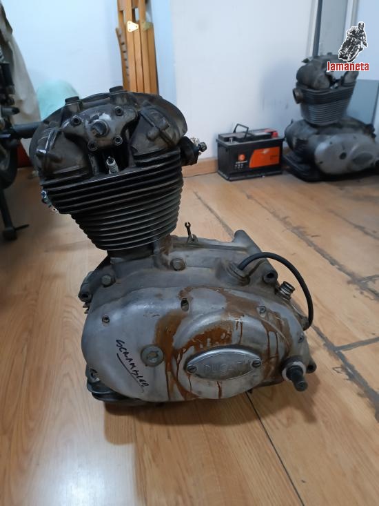 Se vende este motor Ducati 250 cc Carter ancho. El motor gi