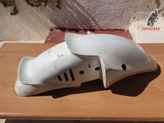 Guardabarros universal de la epoca en fibra algo roto en lat