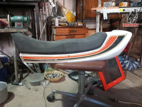 Ducati Desmo 500 asiento . Con su piloto con llave . En buen