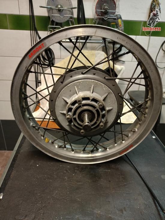rueda con llanta de  2, 50   -  18  40 radios