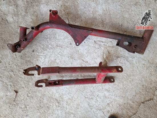 Chasis y basculante de Moto Guzzi 98, algo oxidado pero sin 