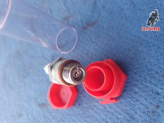 Bujia NGK 10HN de rosca corta, a 2€ la unidad mas los port