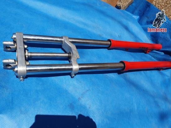 Horquilla con tijas de Maico 250 MC78 aun que la montaban va