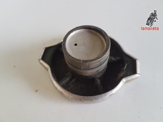Tapon deposito  de ciclomotor DERBI para agujero de 3, 5cm. 