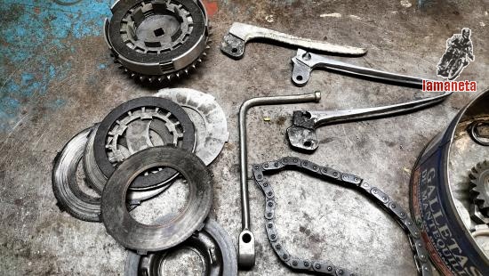 Embrague y restos Derbi 98, cabeza de hormiga. 