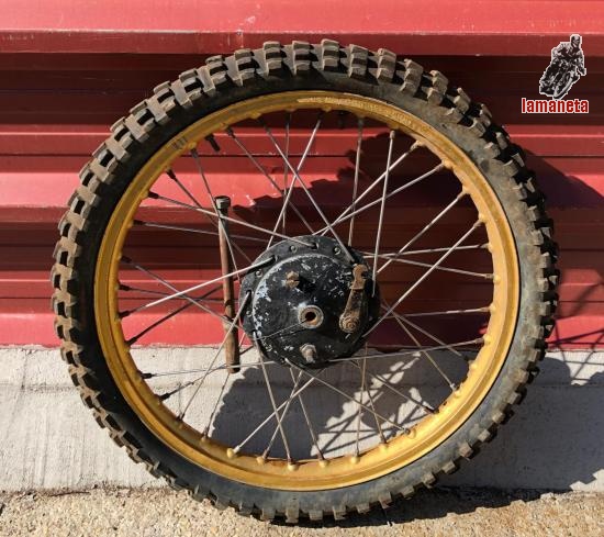 Rueda delantera Montesa 21”. Completa.  Tiene eje. Tal y c