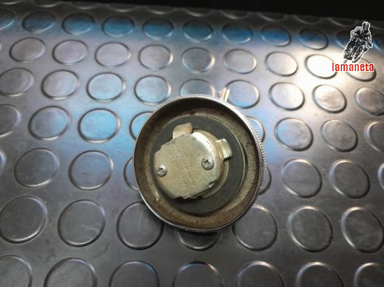 tapon de gasolina universal cromado con de 2 llaves . es nue