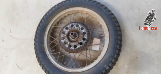 Ruedas de Bultaco Matador 250350 delantera y trasera en buen