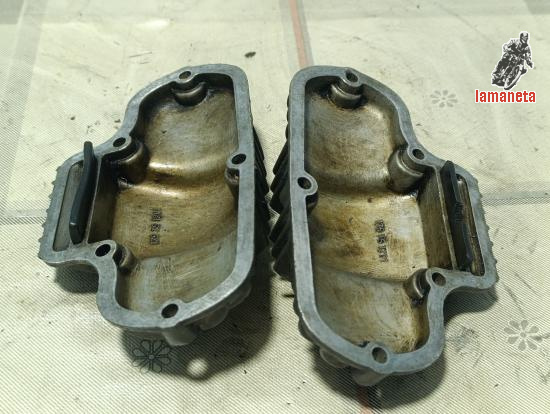 Pareja de tapas de valvulas Ducati 175, 200, 250. Hay un peq