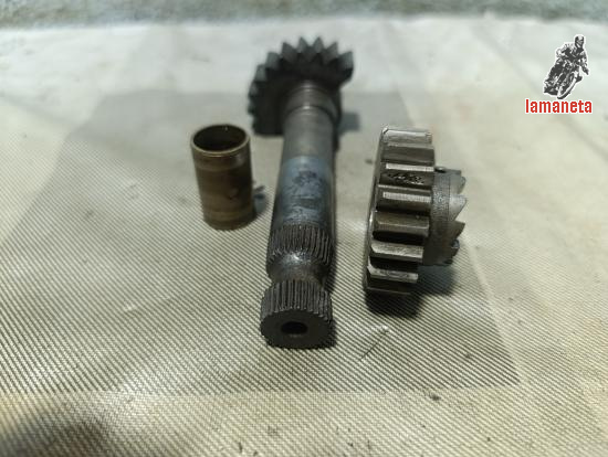 Eje y pinon de arranque Ducati. Hay leves danos en un diente