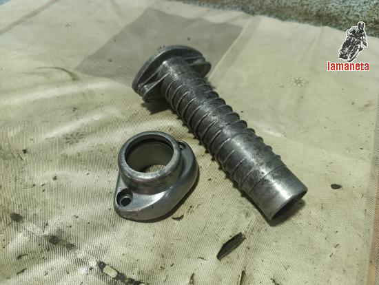 Tubo y base distribucion Ducati, en buen estado, las roscas 