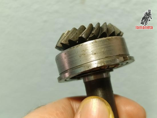 Engranaje conico superior Ducati 350. Tiene un leve dano en