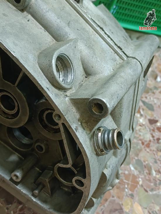 Salida de gases Ducati 250, 350, 450 carter ancho, rosca en