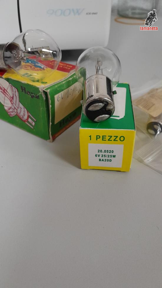 Lote de bombillas de 6 voltios, dos de faro principal  6 V. 