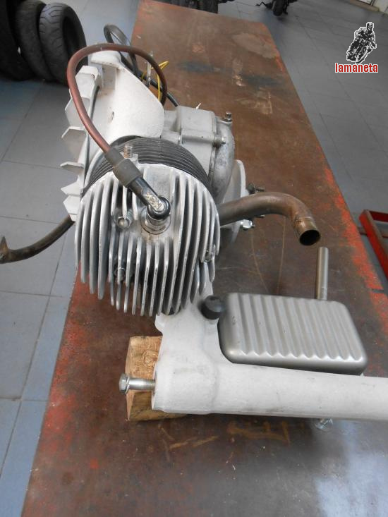 Motor Vespa bocolo en funcionamiento, escape nuevo, volante 