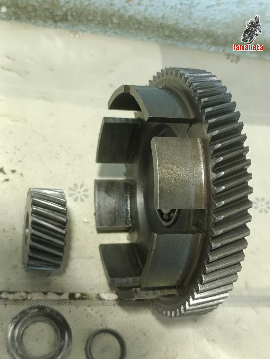 Campana de embrague y pinon ciguenal. Han trabajado en parej