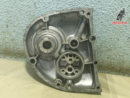 Tapa motor lateral derecho, vacia, en buen estado, no se apr