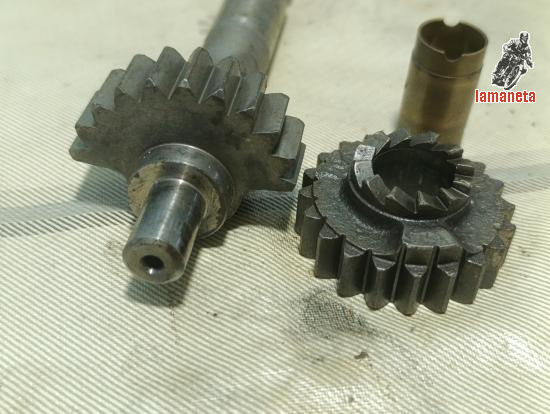 Eje y pinon de arranque Ducati. Dientes y estriado en buen e