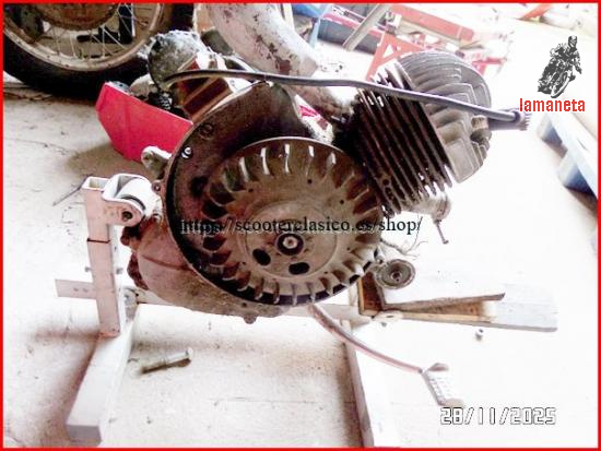 Motor de Vespa Super de 125cc, con el prefijo de motor 762M,