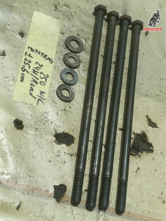 Conjunto de 4 pernos o esparragos cilindro culata de Ducati 