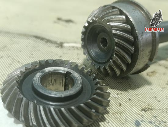 Pareja engranajes conicos superior Ducati 350 en buen estado