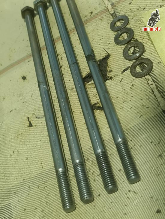 Conjunto de 4 pernos o esparragos cilindro culata de Ducati 