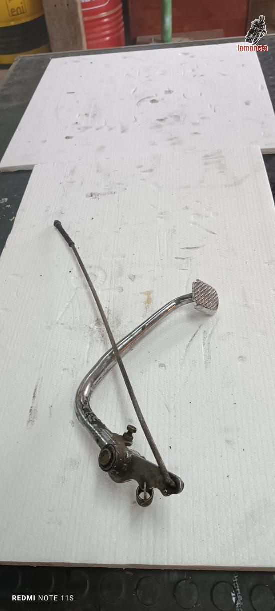 Palanca de freno con barrilla de una Yamaha Especial 250