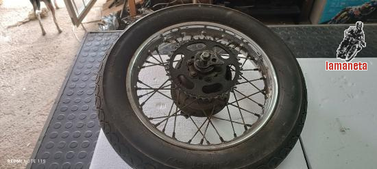 Rueda trasera completa de una Yamaha Especial 250