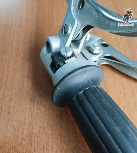 Puno izquierdo con mando del cambio entre bicicleta y motor