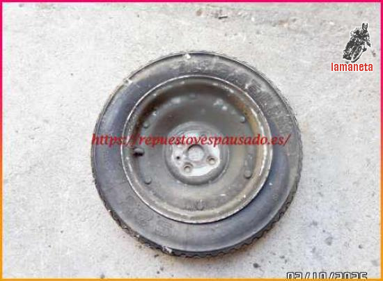 Llanta usada para Vespa 50 y Vespa 75 con cubierta incluida.