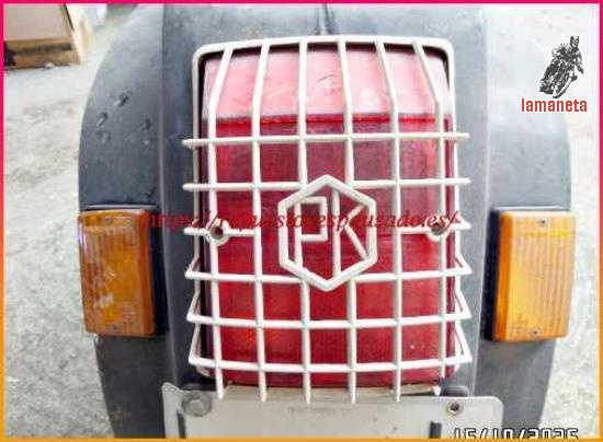 Rejilla de plastico del piloto trasero de Vespa PKS, en colo